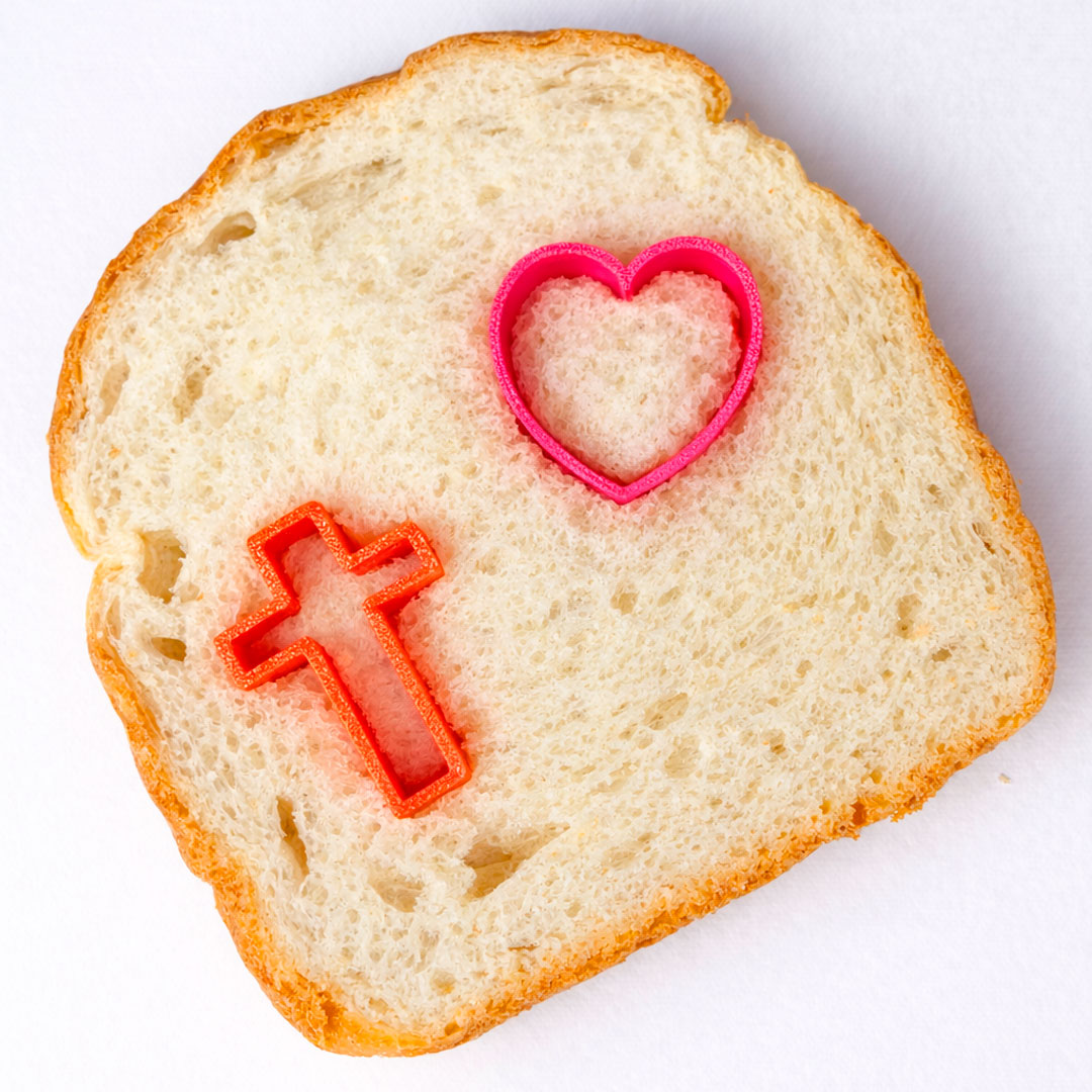 Cortador de pão e molde de biscoito para Páscoa - Kit com 2 Cruz e Coração - Imagem 3